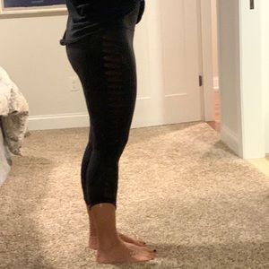 Lululemon crop. Size 6, EUC. No rips or pilling. Mesh detailing on sides